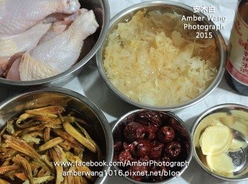 step1: 準備<span class="group_1">食材</span>。白木耳，用水浸泡，泡開後用手剝成小片。金針，泡水２０分鐘，中間可以換一次水再泡。紅棗，用活水沖淨。雞腿用水沖洗後，灑上些許鹽醃一下。