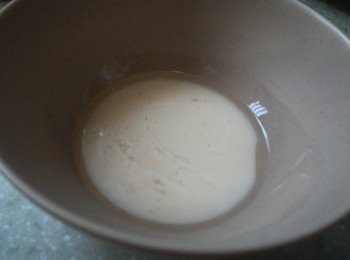 step2: 牛奶、雲呢拿香油和菜油混合。