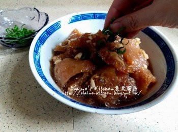 step9: 1小時後將豬皮連汁放入大碗內 , 灑上蔥絲即可