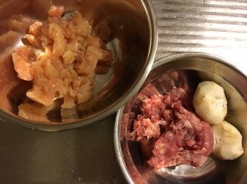 step1: 雞柳/<a href="https://bit.ly/3EZL8dD" target="_blank" data-keyword="雞胸" class="guide-link"><strong>雞胸</strong></a> <span style="display:inline-block;vertical-align:middle;margin-top:-3px;color:initial;border-radius:3px;padding:2px 3px;font-size:12px;line-height:14px;background:#87d300;color:#fff;">即買</span> 洗乾淨，去衣去根切粒備用；馬蹄去皮切條/粒狀備用；