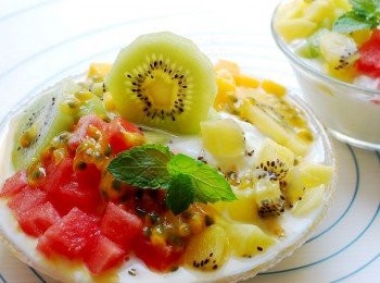 step3: 將冷凍後的yogurt，使用湯匙挖鬆成雪花狀，舖在碗底，放入水果丁,淋上百香果汁即可完成。