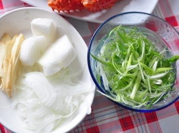 step2: 備料:老薑片、洋蔥片、洋蔥絲、蔥絲