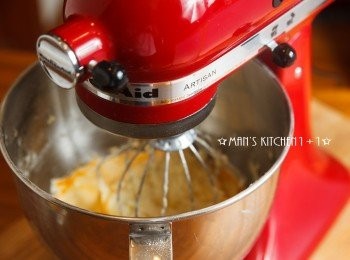 step7: 再來將蛋液、蛋黃分2至3加入攪拌均勻。