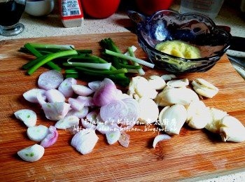 step1: 乾蔥頭去衣切片 , 蒜頭去衣拍扁 , 蔥切段 , 薑磨成茸