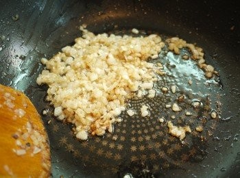 step2: 鍋中加入些許橄欖油熱鍋,再將切碎末的洋蔥、大蒜炒至金黃