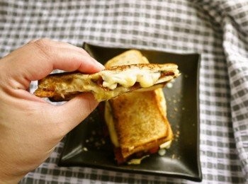 step8: 咬下一口蛋液與起司立即爆漿加上酥脆的培根，簡直欲罷不能啊