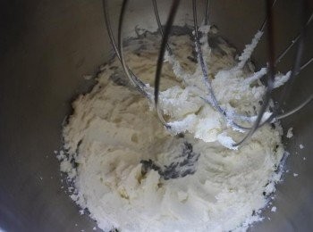 step4: 將軟化的無鹽奶油與細砂糖,鹽巴打至泛白