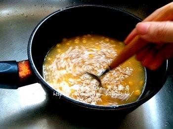 step7: 粟米蓉放入煲內 , 加入粟米粒 , 300ml水及燕麥片拌勻 , 用中火煮10分鐘至滾後熄火
