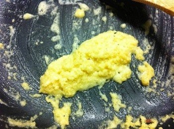 step3: 牛油燒溶，將麵粉倒入煮成糊狀。