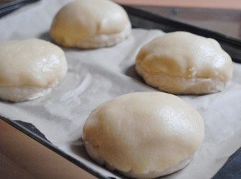 step10: 將<span class="group_3">菠蘿外層</span>蓋在<span class="group_2">麵包麵團</span>上，塗一層蛋液，放入已預熱180度焗爐，焗約15分鐘或至表面金黃色即成