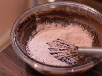 step9: 朱古力蛋糕漿部份 ：　分三次篩入已過篩之粉類輕手拌勻至無乾粉