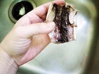 step2: 魚腹中的血也就是紅紅那條，可以從肚子旁邊劃開洗淨就不會有腥味