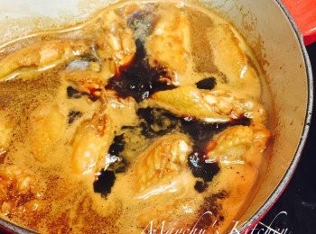 step3: 加入生抽、老抽、水及冰糖，煮滾後轉小火，保持醬汁微微冒泡泡即可，加蓋燜15至20分鐘。<a href="https://bit.ly/3zHU5V3" target="_blank" data-keyword="雞翼" class="guide-link"><strong>雞翼</strong></a> <span style="display:inline-block;vertical-align:middle;margin-top:-3px;color:initial;border-radius:3px;padding:2px 3px;font-size:12px;line-height:14px;background:#87d300;color:#fff;">即買</span> 撈起趁熱掃上麻油。