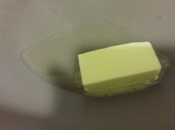 step4: 用兩湯匙生油再加牛油爆香蒜蓉,一定要聞到蒜頭味先可以,因為炒唔透唔好食的,跟住落鹽和糖各1/4匙，蝦回鑊炒勻加蔥粒即可。