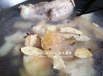 step7: 再加入八角 , 月桂葉及冰糖拌勻用中火煮滾 , 蓋上蓋轉慢火炆1小時