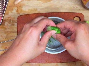 step4: 青檸先磨出檸檬青，之後榨汁拌勻備用