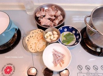 step1: 排骨先川燙後撈起備用、蓮藕削皮洗淨切薄片、蔥切段、蒜剝皮(不用拍爛或切碎，要完整的)、魷魚用剪刀剪成條狀備用。