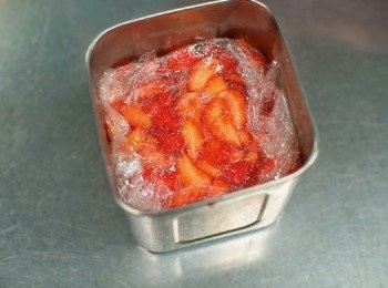 step5: 移到保存容器裡，放涼後，表面緊密包覆保鮮膜，在常溫下靜置一晚。