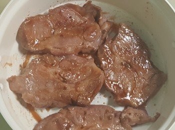 step3: 加入少許油，將梅頭肉每面煎兩分鐘。