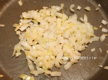 step1: 起油鍋，首先將蒜末與洋蔥爆香。