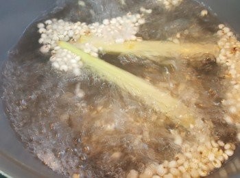 step4: 將水燒滾，加入香芧及生熟薏米，煮30-45分鐘。