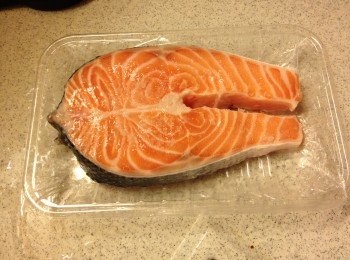 step1: 三文魚扒洗淨，用鹽醃半小時