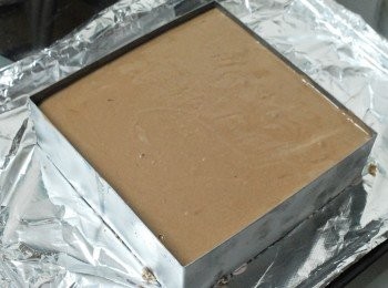 step8: 將巧克力慕斯倒在草莓慕斯上，放入冰箱冷卻最少三小時至凝固