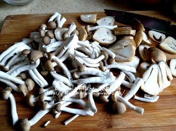 step2: 草菇切半 , 本菇切去尾部 , 大塊的秀珍菇切細塊