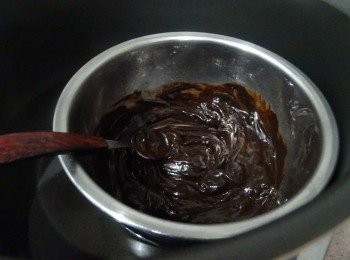 step4: 朱古力粒加鮮奶1湯匙隔水咗溶備用