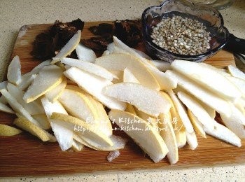step7: 再煲羅漢果茶 , 將貢梨洗淨去芯連皮切薄片 , 羅漢果弄碎