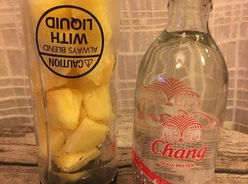 step1: 菠蘿切片加水，攪大約20秒後倒出後再加入梳打水便完成