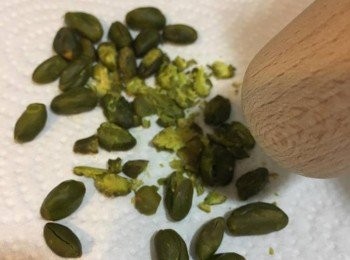 step7: 開心果以180度焗6-7分鐘，壓成碎粒備用