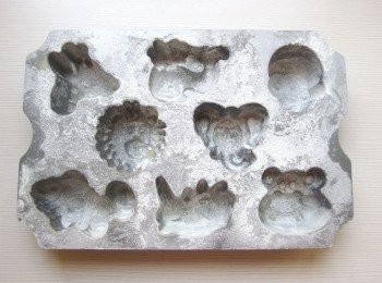 step6: 可事先將烤模塗上薄薄一層油(奶油),撒上一些麵粉,放冰箱冷藏備用。(這樣可助脫模)