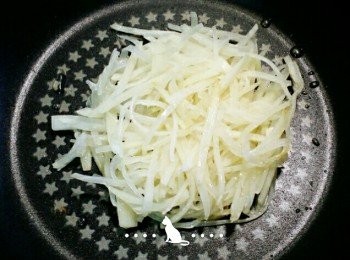 step3: 熱油鍋,鋪上馬鈴薯,厚度約1公分,