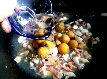 step6: 加入栗子 , 倒入冬菇水 , 一半份量雞湯及1/2杯水份量拌勻