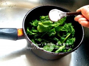 step4: 豆苗浸10分鐘後用水清洗乾淨 , 放入煲內加少許鹽及水 , 用中火煮至軟身