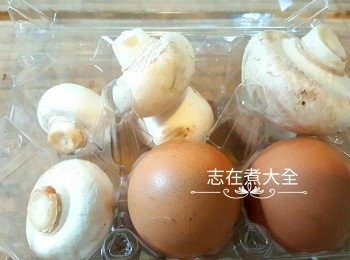 step1: 磨菇抹乾淨切片，雞蛋拌勻