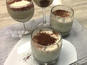 step6: 再舀入起司糊，冰在冷藏約1小時可凝固，食用前灑上一些可可粉或再些黑巧克力碎末