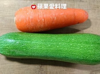 step1: 將櫛瓜和紅蘿蔔洗淨、擦乾。