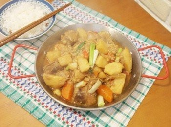 step8: 正在冒著煙的「韓式辣燉雞湯 닭볶음탕」看得我都肚子餓了~~~
