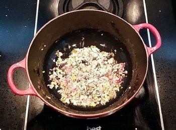 step12: 熱油鍋後,將紅蔥頭及蔥白下鍋爆香。