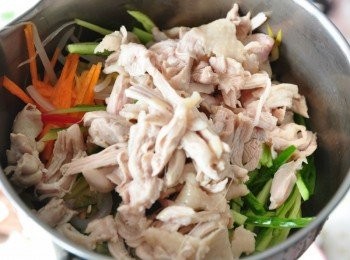 step4: 再將全部<span class="group_1">食材</span>放入鍋中，準備調味攪拌