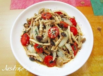 step5: 磨些parmesan cheese(或罐裝起司粉)在番茄菇菇燒上搭配食用！ 

parmesan cheese(或罐裝起司粉)本身就有鹹味，所以料理時鹽的份量要稍加拿捏！