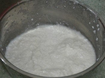 step1: 把西米泡水浸1小時後瀝乾水份，加入砂糖、菜油和馬蹄粉拌勻。
