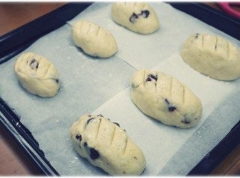 step6: 將麵團分成6小等份!! 在表面畫幾道割紋並灑上些許麵粉~ 放入預熱180度的烤箱烤約25分鐘!!!