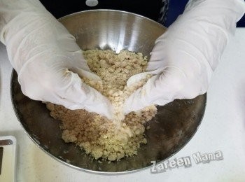 step2: 牛油保持冷凍，用前才切粒狀，加入步驟1, 用手將牛油同粉狀材料挫勻。