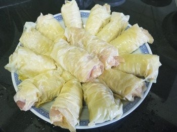 step7: 將大白菜，包裹花膠，雞肉，火腿扒小心卷起，再包裹腐皮再卷起擺放好