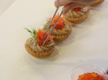 step11: 放上煙三文魚及蒔蘿即可