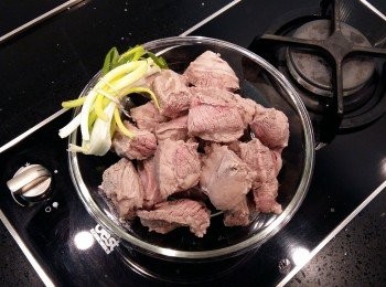step1: 將牛腩用熱水汆燙後,清洗瀝乾備用。青蔥捆成束狀。