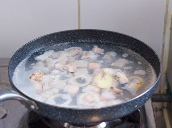 step1: 先煮滾一大鍋水用煮意粉用。另一個鍋內已煮滾的水中下急凍雜錦海鮮粒及一片薑，用中大由下材料後水再次滾起計煮約 3 分鐘